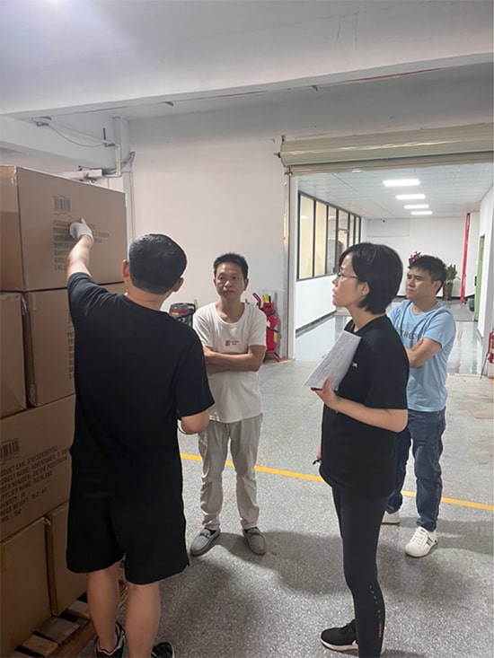 QCADVISOR Team during an inspection at a factory in China QCADVISOR Team during an inspection at a factory<br />
in China